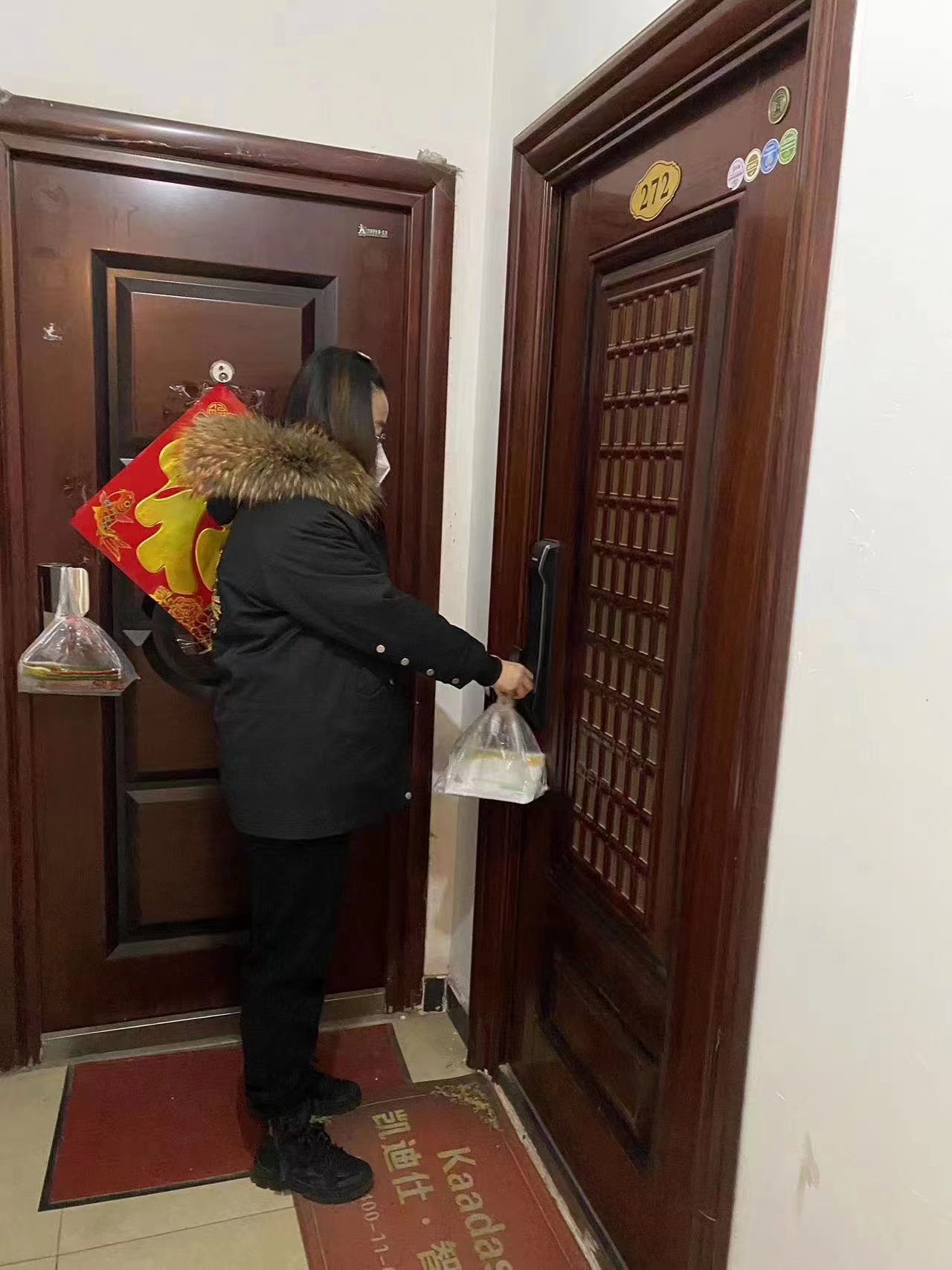 爱心医疗团队为贫困户治病,志愿者服务队为您送药上门