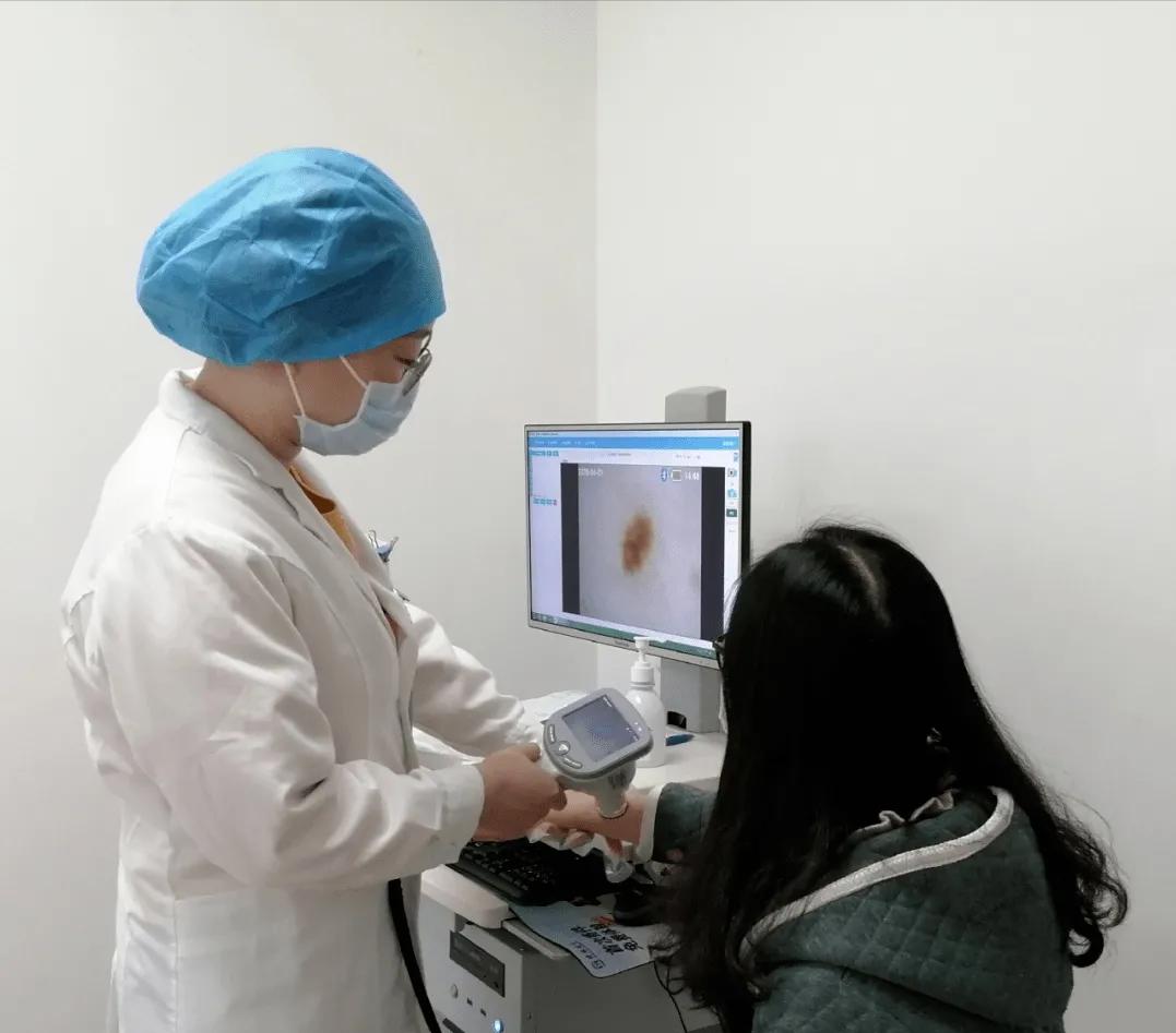 脸泛红是洗面奶的原因吗,为什么用完洗面奶脸会变白