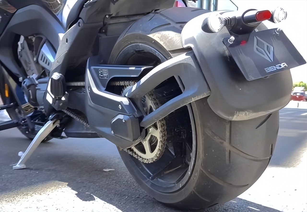 配310毫米宽大胎的奔达LFC700燎四缸太子车,来欣赏一下