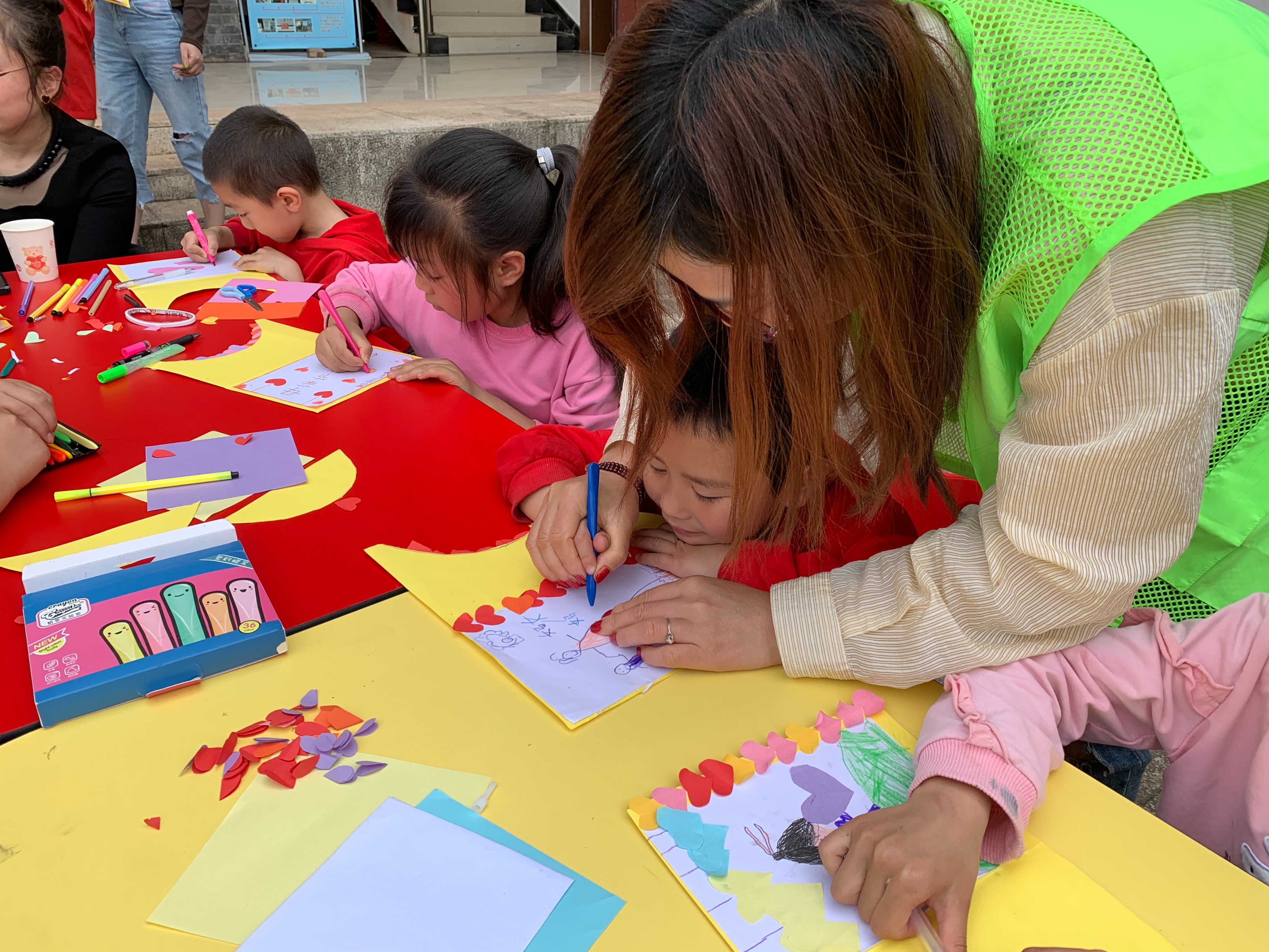 船山区民政局开展“致敬母亲・感恩母爱”关爱留守儿童活动
