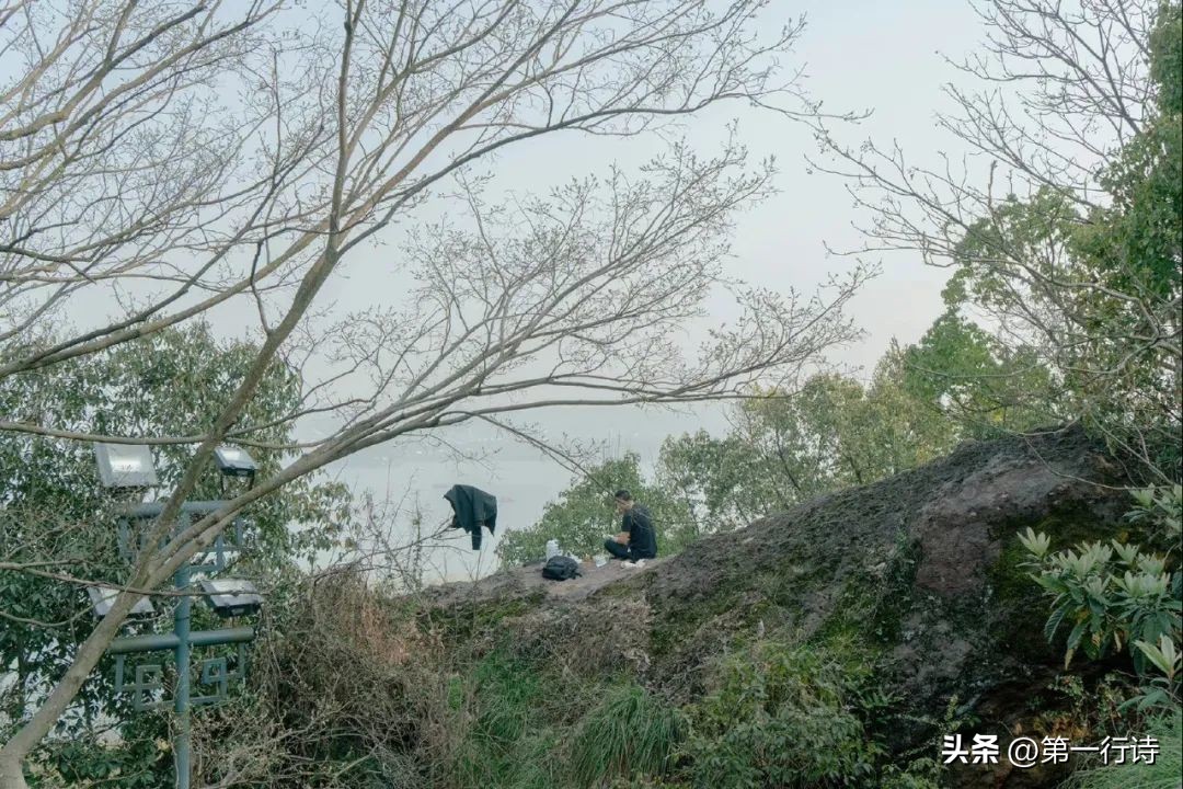 把无聊当成对象本身来观察，在众声喧哗中辨识出某人某物的感动