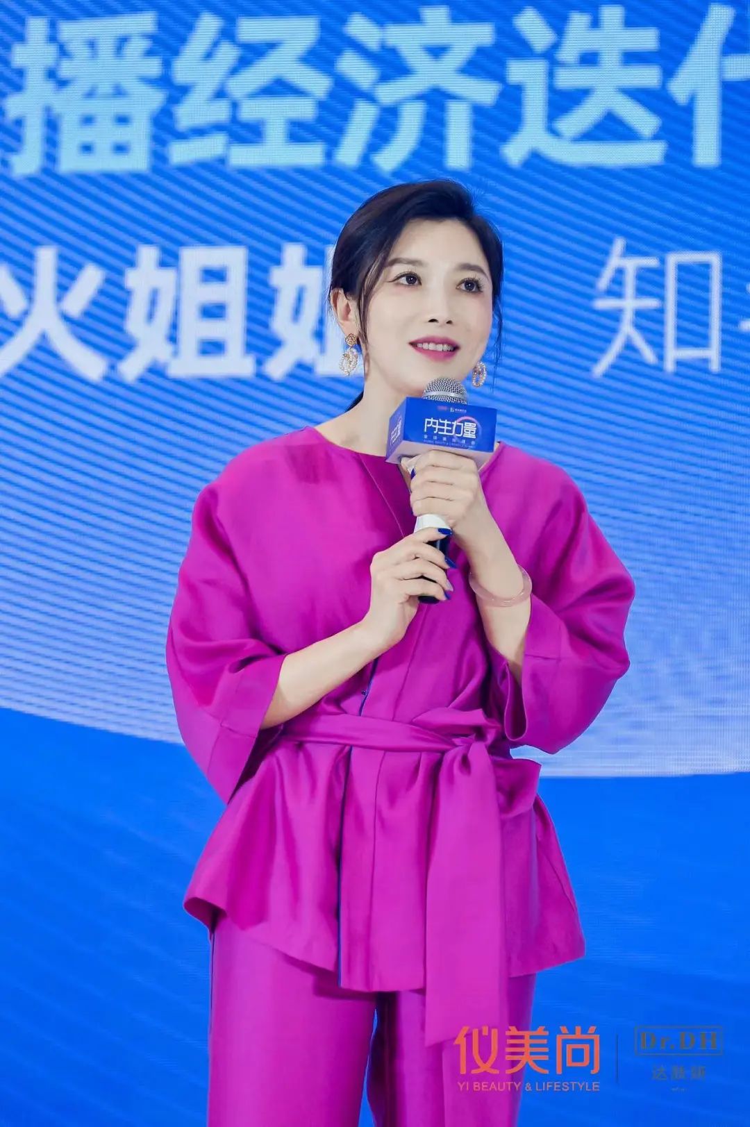 康姨母下场做直播,双平台GMV均破亿!