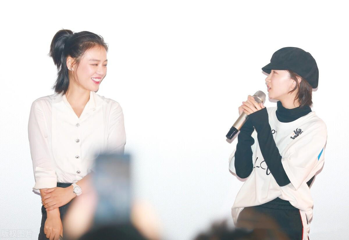 助理伺候明星捏脚,助理伺候明星跪下打伞