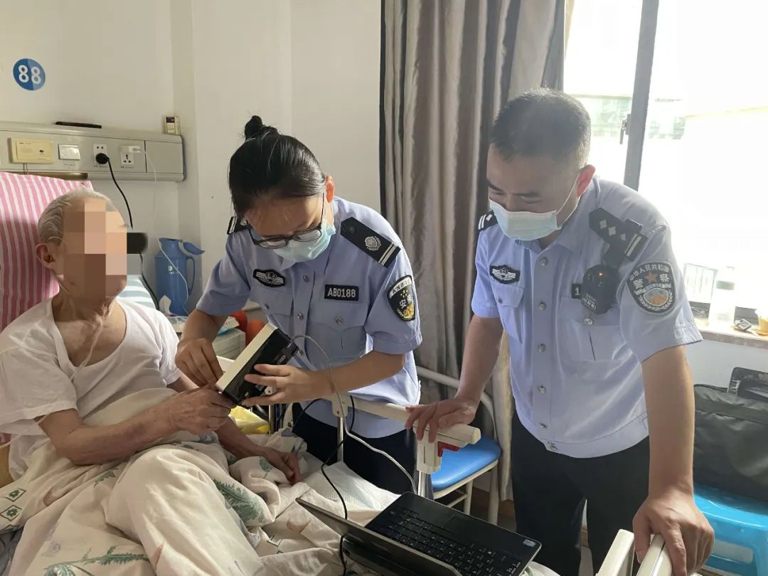 一次都不用跑！94岁老人身份证丢失，民警上门*证办**