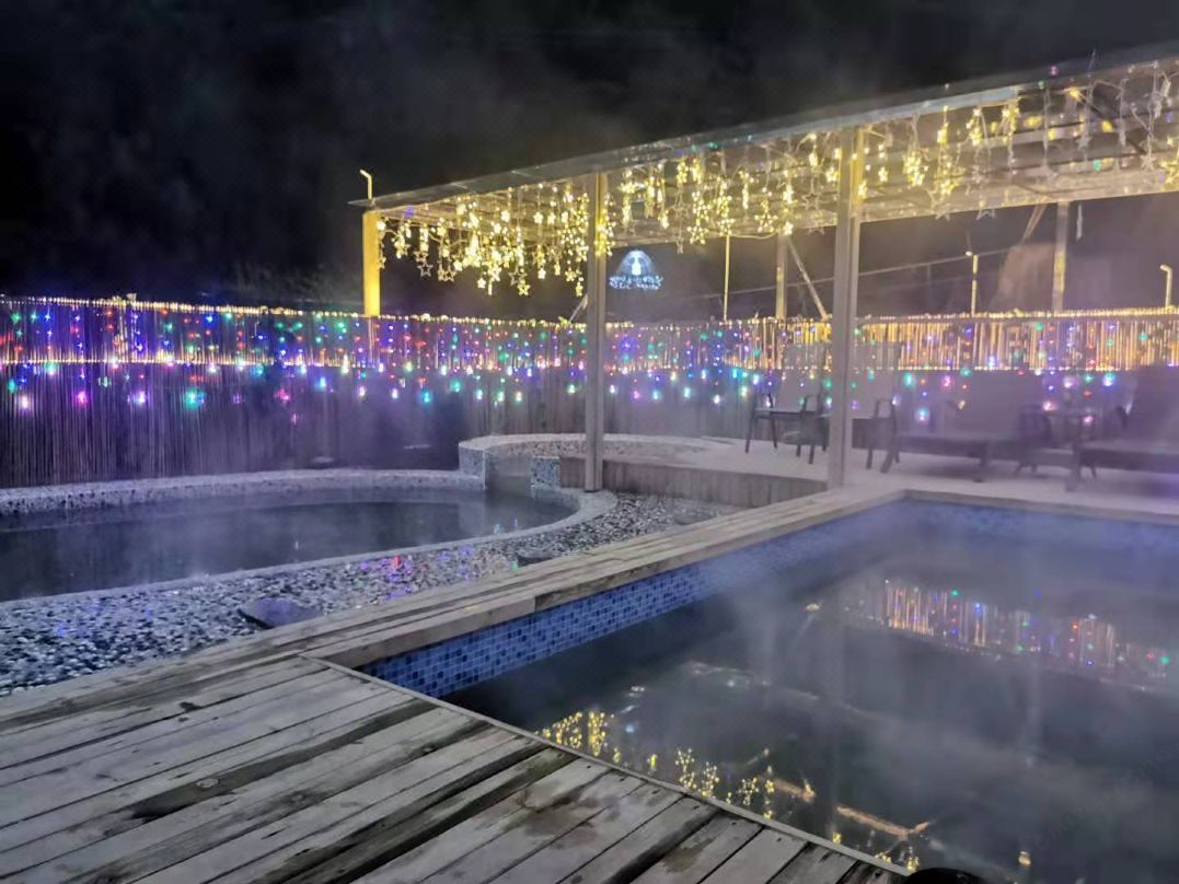 成都重金引进花水湾天然万年古海温泉,装修极尽奢华,紧邻雪山