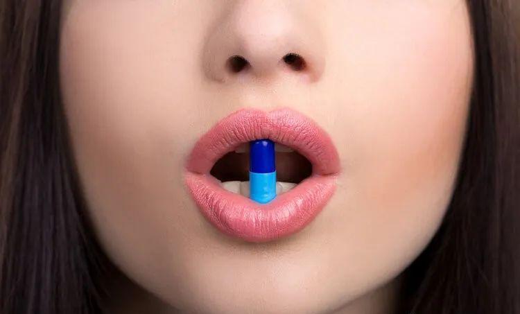 嘴巴上起透明水泡和上火的区别,嘴上出了好多透明水泡会传染吗