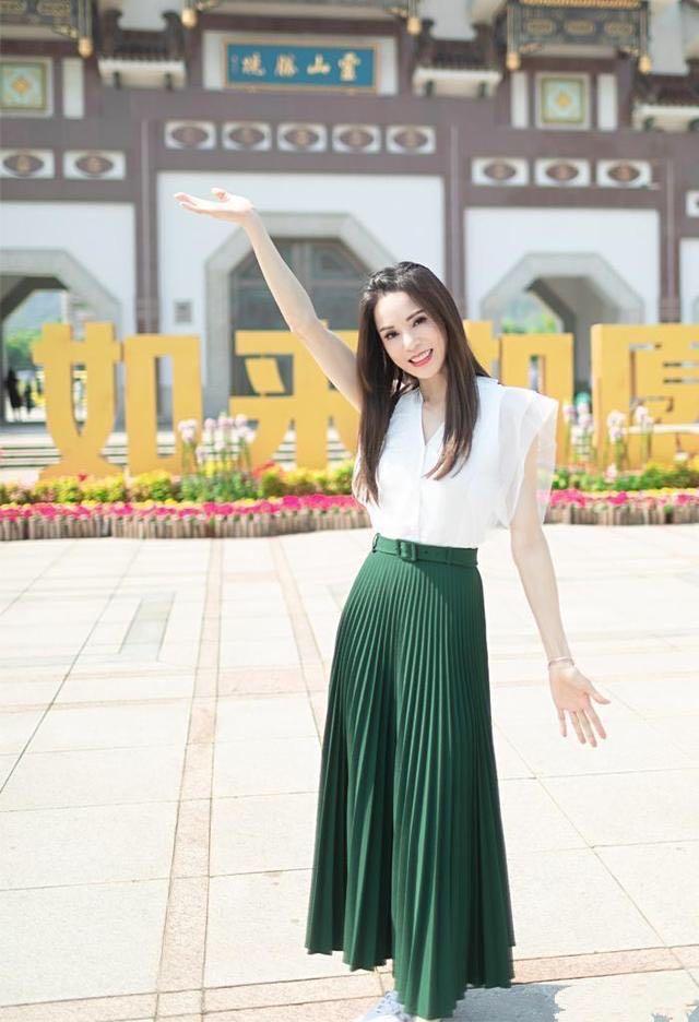 黑色雪纺衫上衣搭配百褶裙,雪纺半身百褶裙的穿搭方法夏季