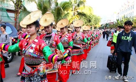 走在乡间的小路上三角梅很漂亮,走在乡间的小路上德宏傣族五重唱