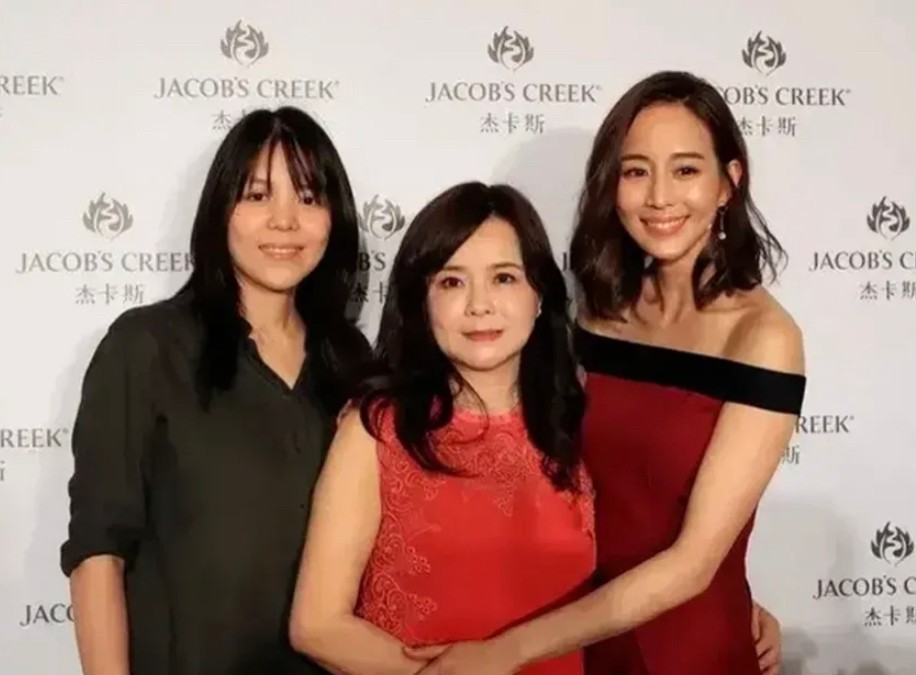 张钧甯出席活动黑色露肩裙,张钧甯出席活动米黄色礼服