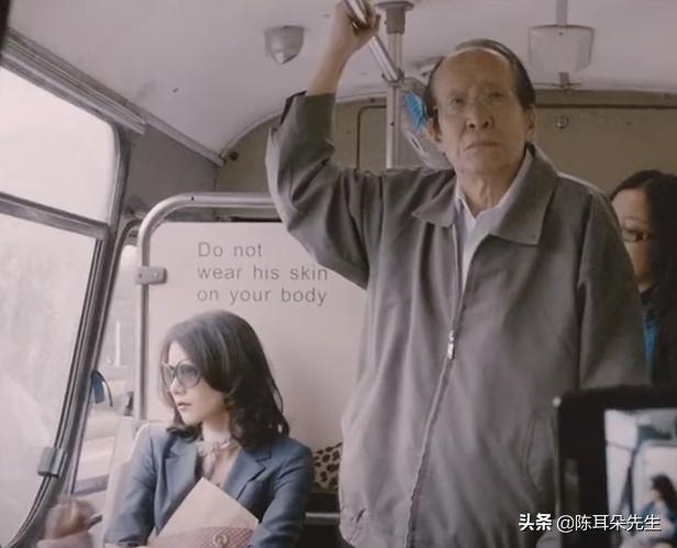 女子尿急公交车上解决，不听劝阻，女子：少废话，下一站我下车