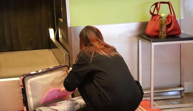 一名男子在海鲜市场买海螺，回家清理的时候发现包里有一个密封圈