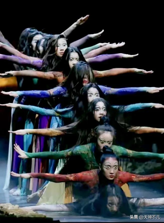 杨丽萍又惹争议，女演员摸*体下**，风格越来越诡异，网友直呼看不懂