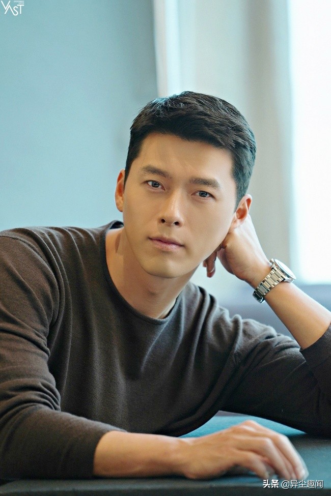 玄彬2022年最新「37张帅照」释出！禁欲白西装VS坏坏黑皮衣