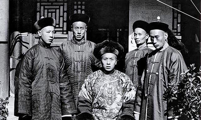 清灭亡后的贵族去哪里了,大清灭亡后皇族落魄了吗