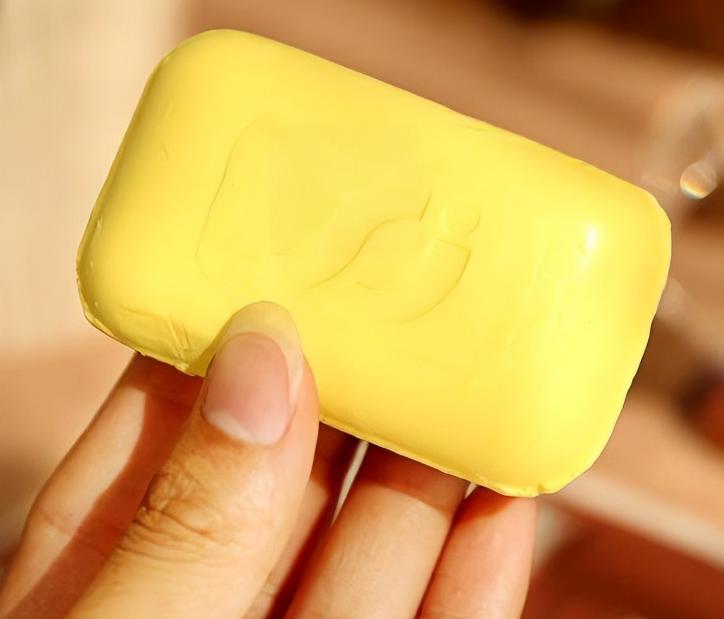 医生检查阴虱的镊子和刀片,男子发现阴虱