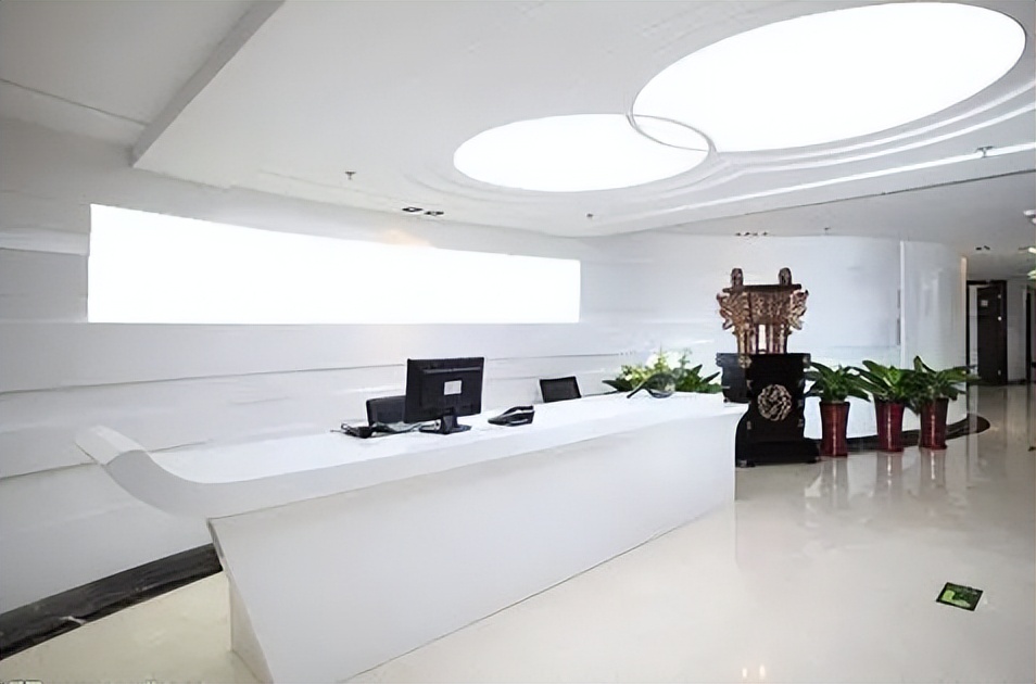 公司前台一般摆在入门的什么位置,门面前台位置哪里合适