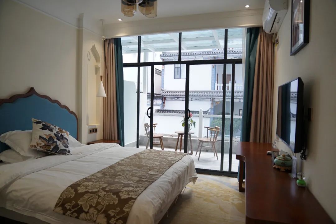 小黑带你看世界的直播间,小黑在直播间