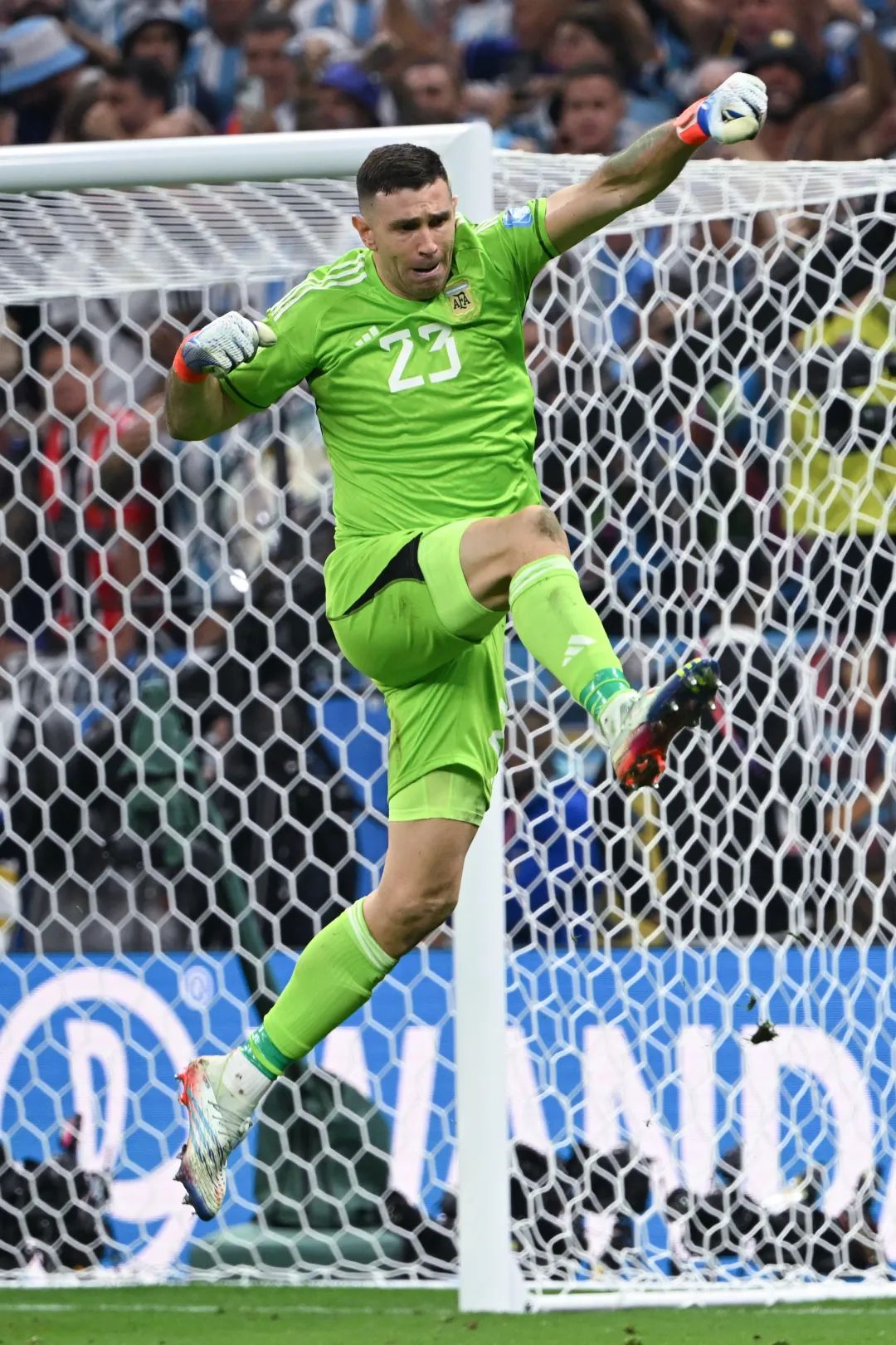 梅西与大力神杯擦肩而过,梅西背后的阿根廷