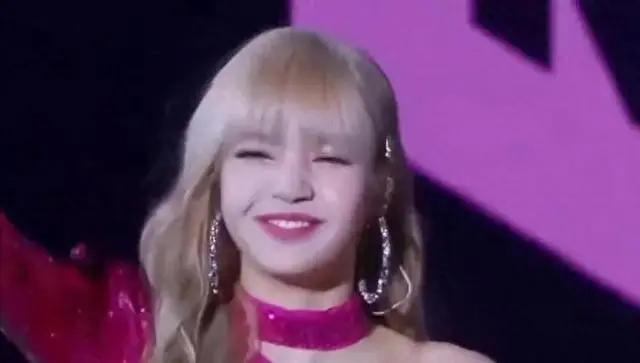 Lisa操作再引热议！晒大尺度照片、妆容变回泰妹，粉丝心疼其