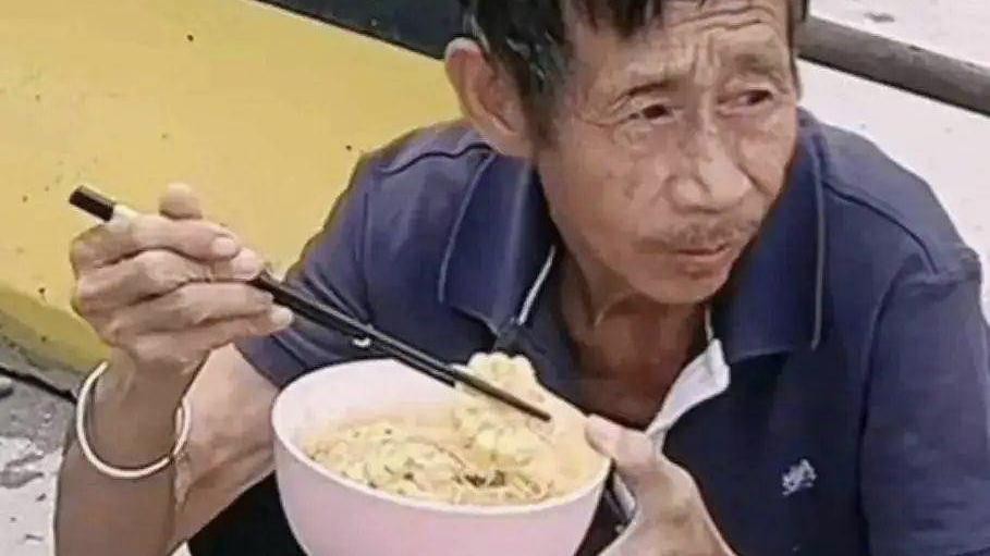 养女带养父坐房车周游全国,你养我长大我陪你变老男童完整版