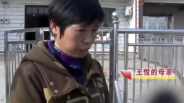 29岁姑娘抛夫弃子，执意嫁当姥爷的50岁大爷，男子：她能帮我赚钱