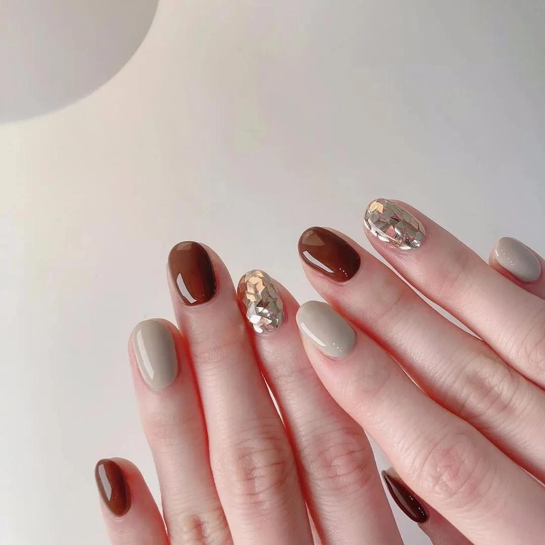 手黑黄做什么颜色的美甲显手白,莫兰迪美甲色显手白吗