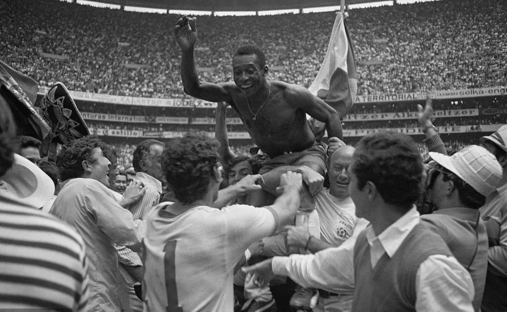 缅怀伟大的球王马拉多纳,缅怀伟大的人