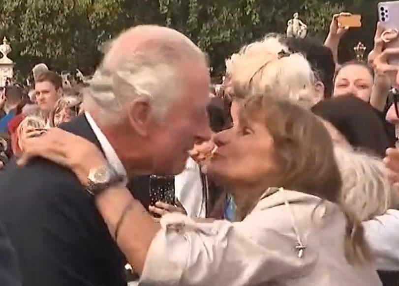 73岁查尔斯刚登基就身体堪忧？手指红肿像香肠，被拍到暴怒视频