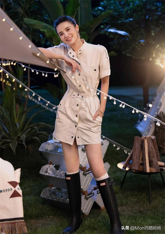 女生把小白鞋丢垃圾桶里,女生把小白鞋丢了