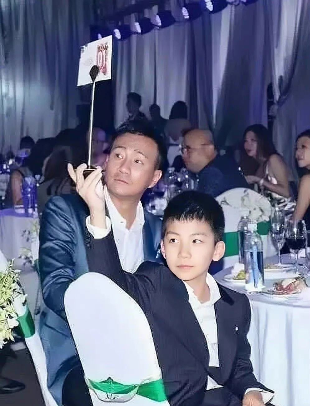 被时代洪流裹挟年轻人,被流量裹挟