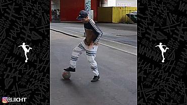 花式足球空中转圈技巧,简单实用的足球花式技巧