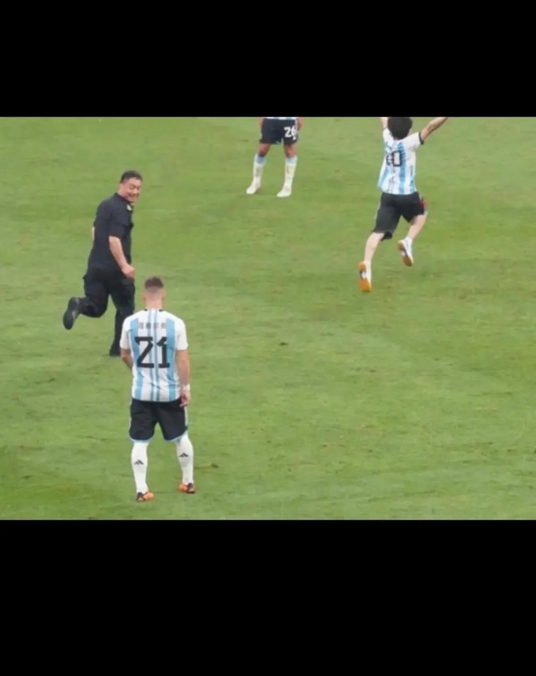 拥抱梅西小伙子和大马丁击掌,拥抱梅西小伙子跟马丁握手