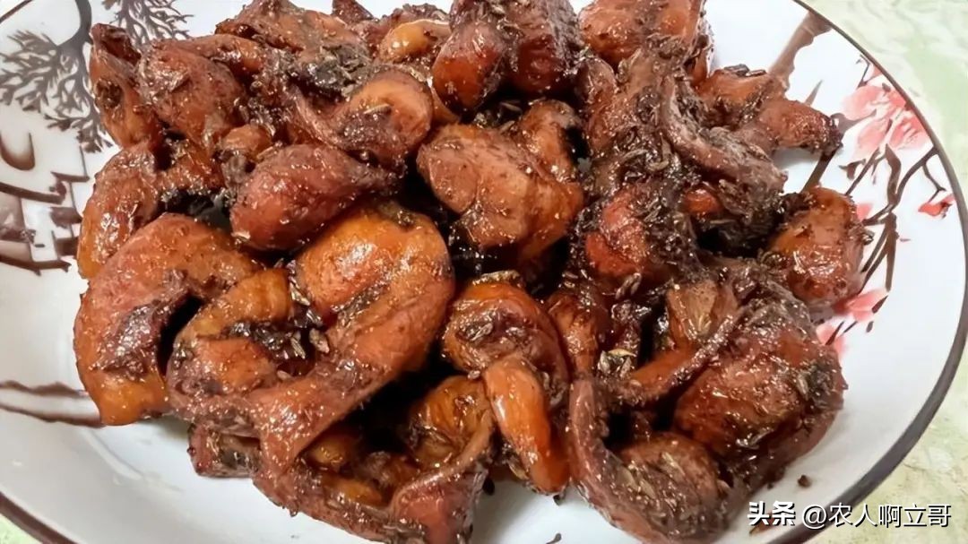 晒干后囤起来，随吃随取，营养解馋特省事！建议中老年人要多吃