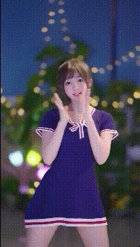 女子和同事打闹，用力过猛竟直接把*裤底**扯两半，羞得蹲地不敢起身