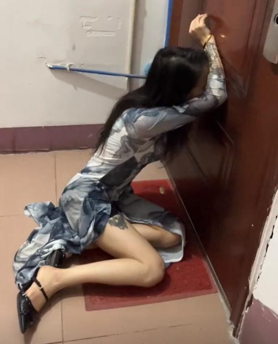 女子半夜吵架求男友开门,女子半夜求男友敲门