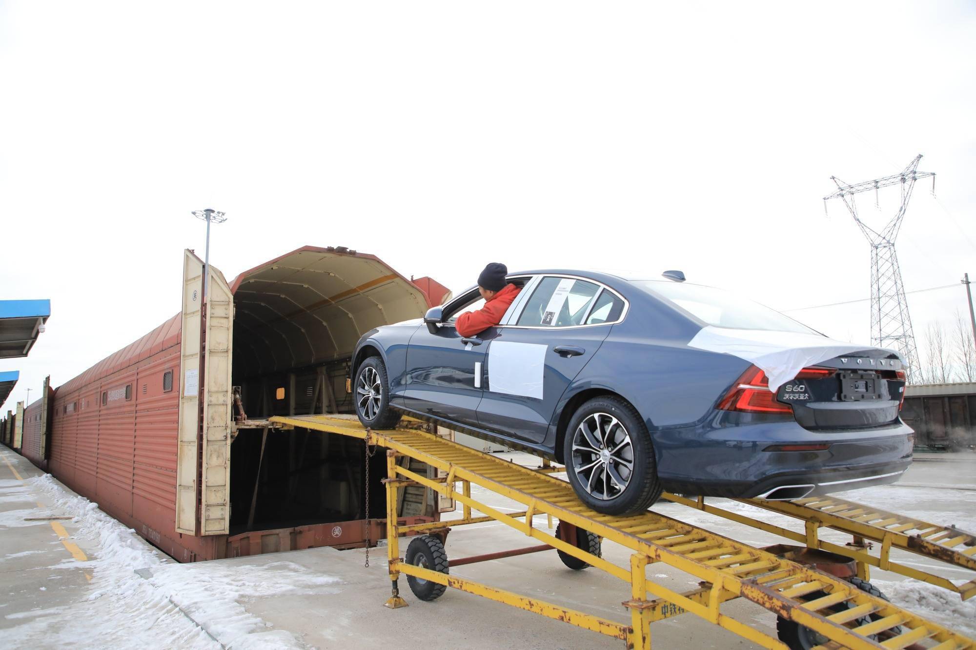 一公司买车并取得铁路提单，向中外运公司提货被拒，原因是什么？