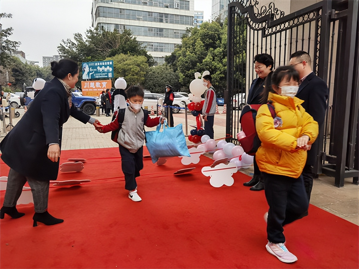 营造学礼、知礼、明礼校风，蓝港外国语学校开学第一课太“讲礼”