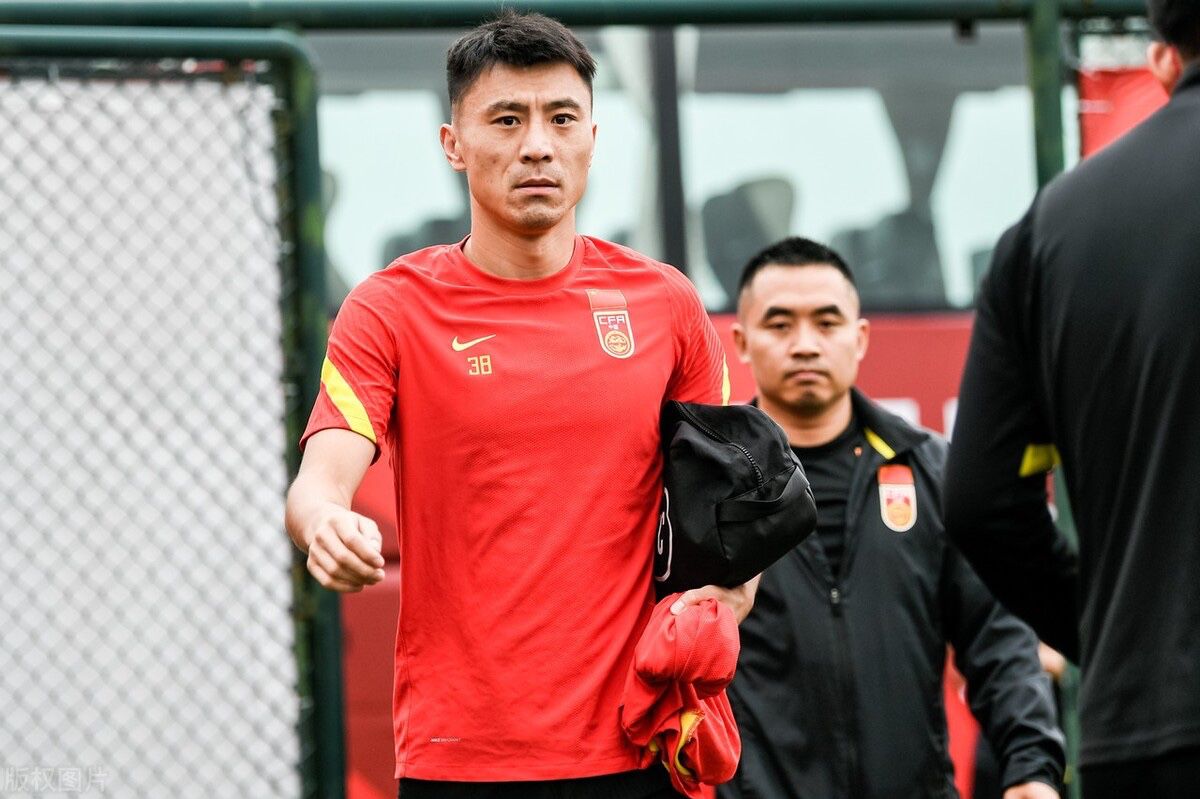 李霄鹏的国足最佳后防线浮出水面，泰山后卫将是蒋光太的最佳组合