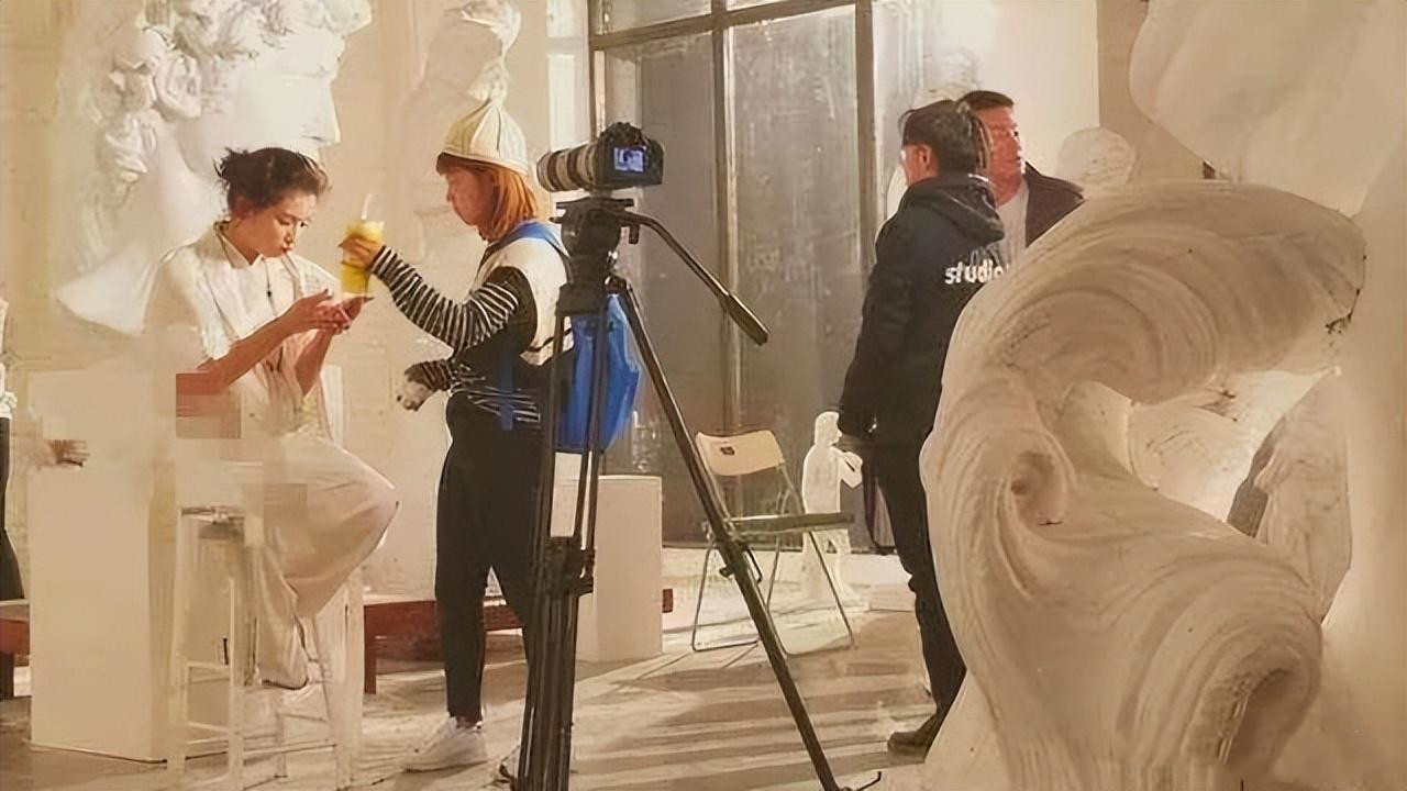 助理伺候明星捏脚,助理伺候明星跪下打伞