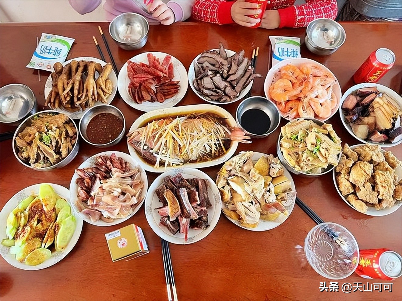 大家庭15个人的年夜饭菜单,年夜饭必备的二十道菜四口之家