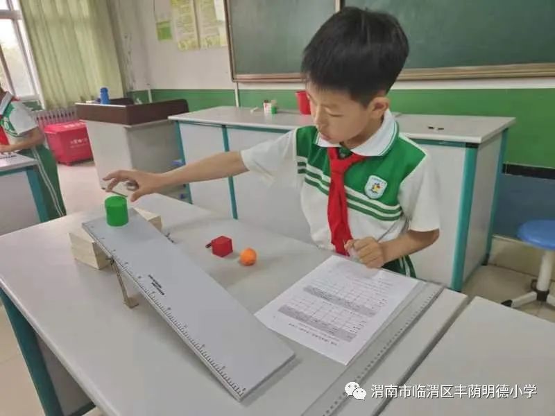 童心探索科学实验,童心探科学逐梦创未来一等奖