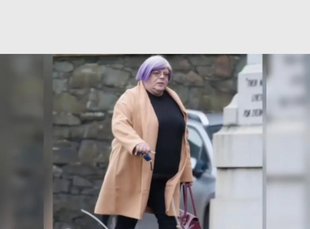 苏格兰“跨性别”者骚扰女性，被判144天，在视频会议上露*体下**。