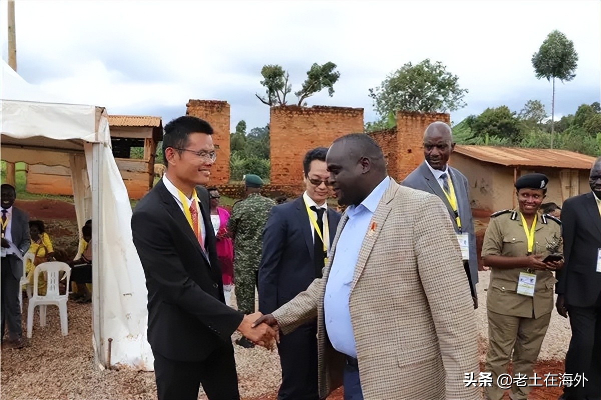 乌干达中国人一个月工资多少,华人在丹麦打工一年挣多少钱