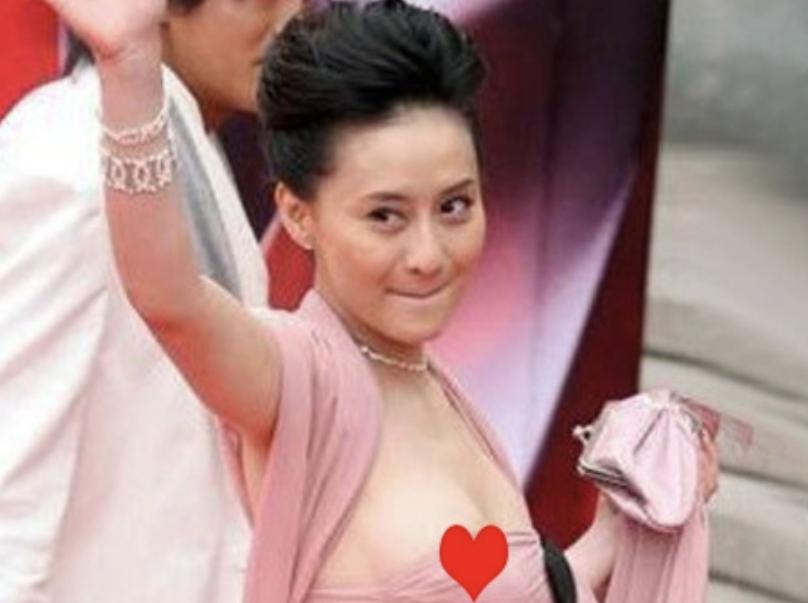 明星红毯假摔事件,明星红毯假摔倒抢镜