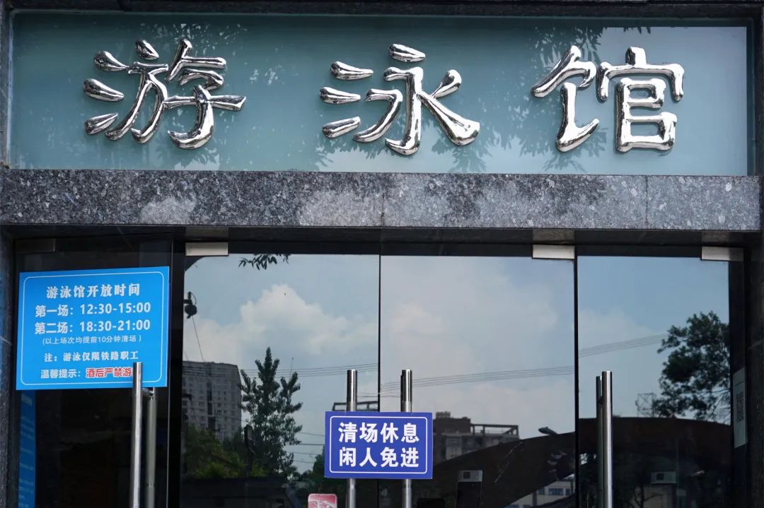 穿越五块石的百米窄巷，打开铁半城的光