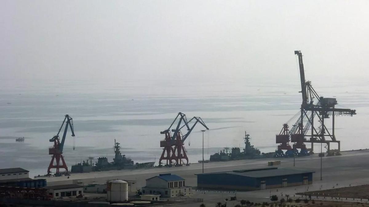 俄土舰船将护送运粮船驶出敖德萨,俄舰艇编队停泊青岛港