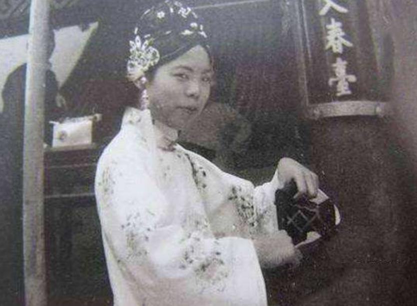 老太拿凤钗鉴宝原视频,老奶奶拿着金钗鉴宝专家说是赝品