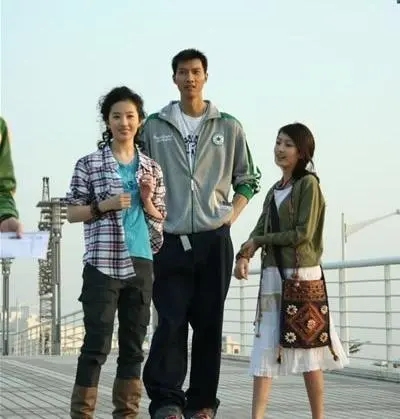 易建联生了几个孩子,易建联和荆灵近照