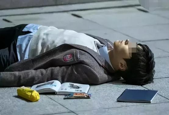 17岁亲生儿子被同学杀害后续,17岁儿子被同学杀害追凶17年