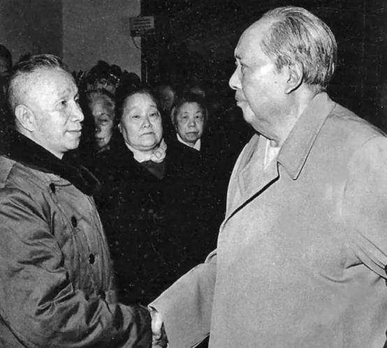 宋美龄与王耀武,1948年王耀武接见国民党将领